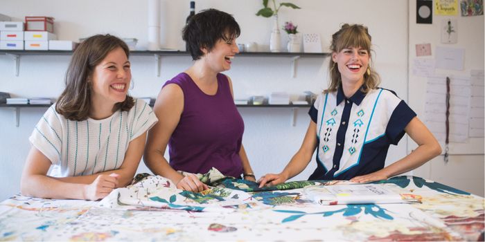 Ce trio dépoussière les projets de serviettes éponges et de rideaux de douche traditionnels. Sur la photo, de gauche à droite : Mirjam, Eva et Johanna.