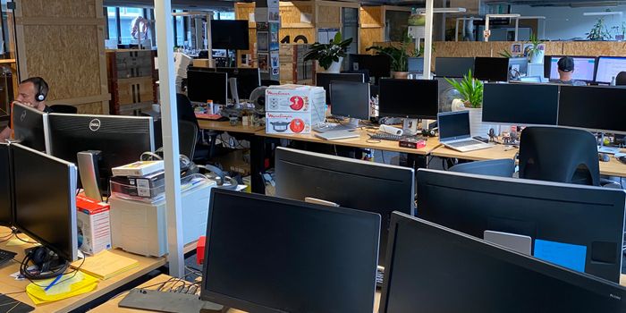 In un ufficio open space senza aria condizionata è estremamente difficile mantenere il fresco d'estate. In un ufficio open space senza aria condizionata è estremamente difficile mantenere il fresco d'estate.