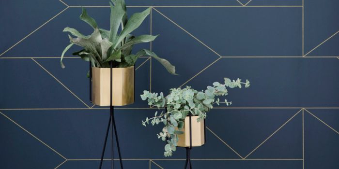 Geometrische Übertöpfe und Wandtapeten – gesehen bei Ferm Living Geometrische Übertöpfe und Wandtapeten – gesehen bei Ferm Living