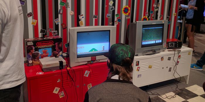 Ein Archivbild? Nein, zum Launch der (leider ausverkauften) Retro-Konsole lässt Nintendo die 90er aufleben. Ein Archivbild? Nein, zum Launch der (leider ausverkauften) Retro-Konsole lässt Nintendo die 90er aufleben.
