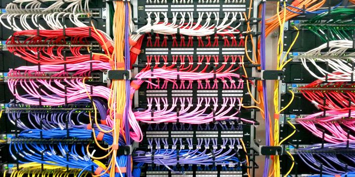 Netzwerkarchitektur muss nicht zwingend so schönen Kabelsalat haben. Netzwerkarchitektur muss nicht zwingend so schönen Kabelsalat haben.