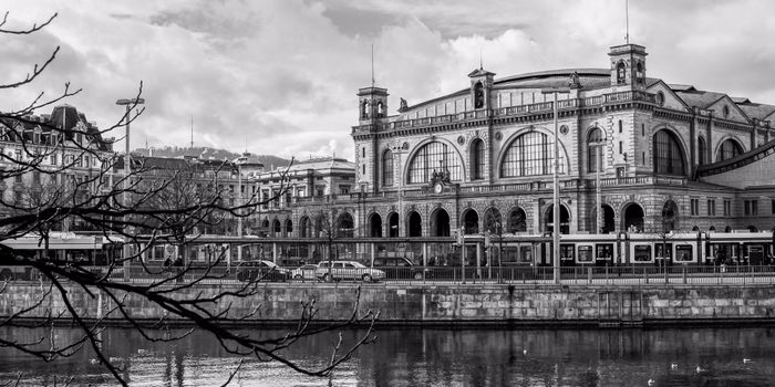 Urbane Szene: Ein Blick über die Limmat zum Hauptbahnhof Zürich