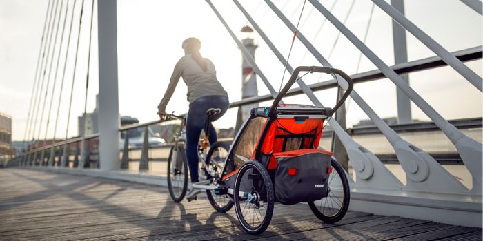 Schon ab 3 Monaten kannst du dein Kind in einem Veloanhänger mitbefördern. Schon ab 3 Monaten kannst du dein Kind in einem Veloanhänger mitbefördern.