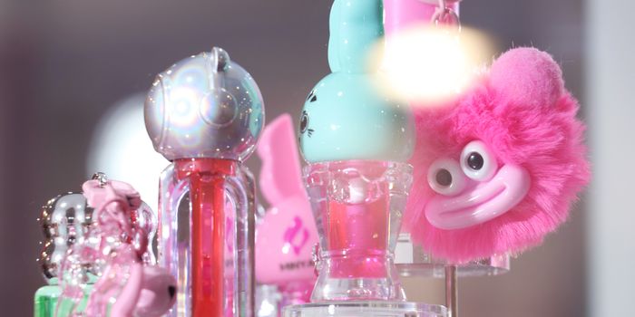 Exhibitor Minyao Cosmetics gives its glosses plush pendants and funny cap heads. Photo: Natalie Hemengül