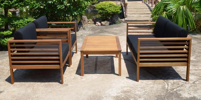 Eine Holzlounge versprüht Natürlichkeit und Wärme, sollte aber vor Unwetter geschützt werden, damit ihre Farbe erhalten bleibt. Modell «Samui» von Giardimo. Eine Holzlounge versprüht Natürlichkeit und Wärme, sollte aber vor Unwetter geschützt werden, damit ihre Farbe erhalten bleibt. Modell «Samui» von Giardimo.