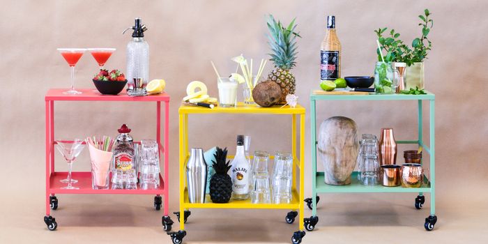 Non seulement pratique, mais aussi joli à regarder : Mini-barres sur roulettes de couleur coordonnée. Non seulement pratique, mais aussi joli à regarder : Mini-barres sur roulettes de couleur coordonnée.