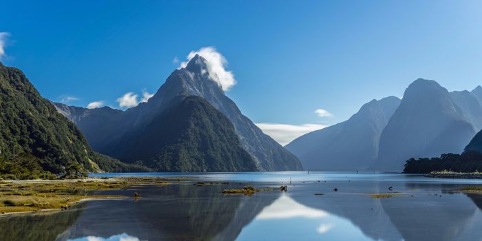 Polarising filters itensify colours and avoid unwanted reflections. Polarising filters itensify colours and avoid unwanted reflections.