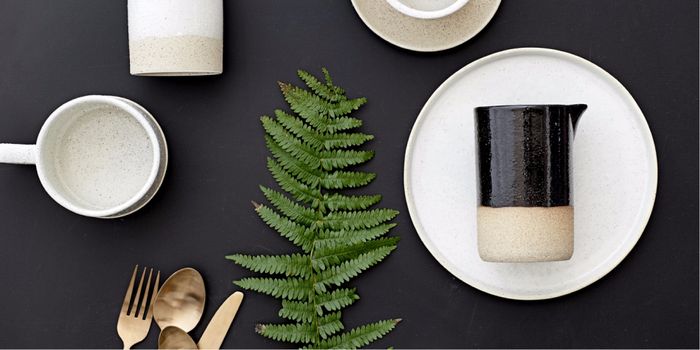 Stimmige Sache: Schwarze Keramik passt zu vielem und lässt sich je nach Dinner, ob entspannt oder schick, zusammen mit Accessoires immer wieder neu erfinden. Bild: Bloomingville Stimmige Sache: Schwarze Keramik passt zu vielem und lässt sich je nach Dinner, ob entspannt oder schick, zusammen mit Accessoires immer wieder neu erfinden. Bild: Bloomingville