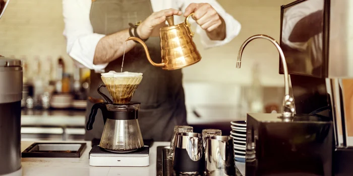 Comodo e alla moda: Caffè filtrato versato a mano. Comodo e alla moda: Caffè filtrato versato a mano.