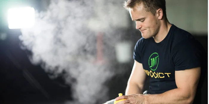 Jonas "parle de son sac de sport". Son expérience montre le rôle que joue l'alimentation dans la réussite d'un entraînement. Image : aeddict.com Jonas "parle de son sac de sport". Son expérience montre le rôle que joue l'alimentation dans la réussite d'un entraînement. Image : aeddict.com