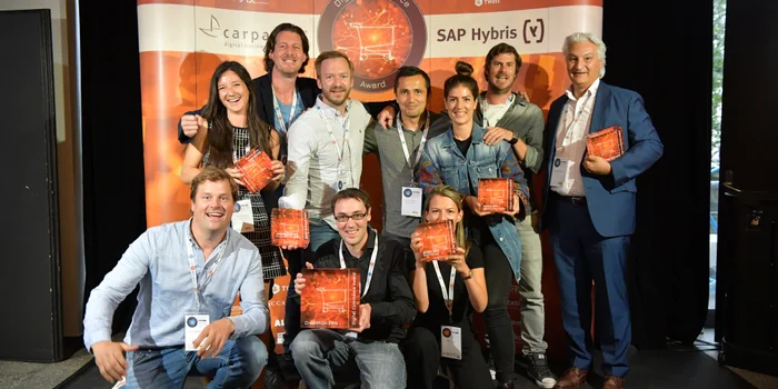 Das Digitec Galaxus-Team mit Laudator (rechts) und allen fünf Digital Commerce Awards