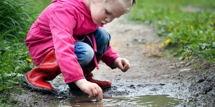Lo sporco non è il male: Ai bambini piace giocare nel fango e questa è una buona cosa.