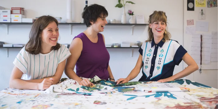 Dieses Trio entstaubt herkömmliche Frotteetuch- und Duschvorhang-Entwürfe. Im Bild von links nach rechts: Mirjam, Eva und Johanna.