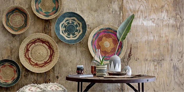 Les objets du désir: les paniers en osier sur le mur sont les incontournables de la saison à venir. Photo: Bloomingville
