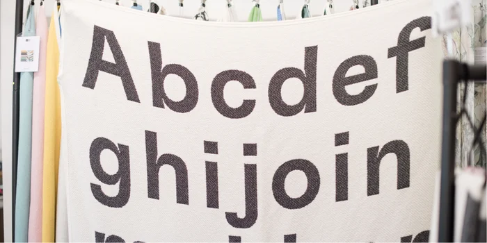 Auf den ersten Blick wirkt das Alphabet auf der Decke, das in Kooperation mit dem Zürcher Grafikbüro «Moiré» entstanden ist, herkömmlich. Erst beim zweiten Hinsehen entdecke ich den versteckten Aufruf zum Kuscheln: «Join Me».