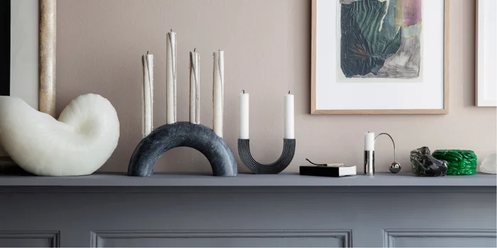 Ein Bogen ist formschön, so dass er als Objekt oder Kartenhalter dein Regal in Szene setzt. Bild: Ferm Living Ein Bogen ist formschön, so dass er als Objekt oder Kartenhalter dein Regal in Szene setzt. Bild: Ferm Living