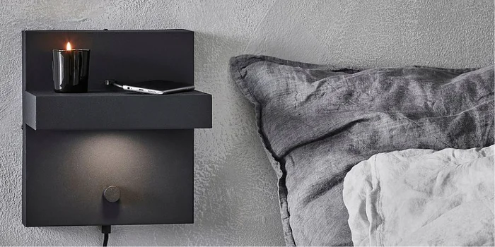«Kubik» è intelligente: la soluzione salvaspazio è adatta come comodino e lampada in camera da letto. Immagine: Markslöjd «Kubik» è intelligente: la soluzione salvaspazio è adatta come comodino e lampada in camera da letto. Immagine: Markslöjd
