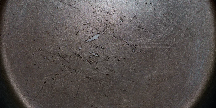 Analisi dei miti domestici: una padella in teflon graffiata è davvero pericolosa?