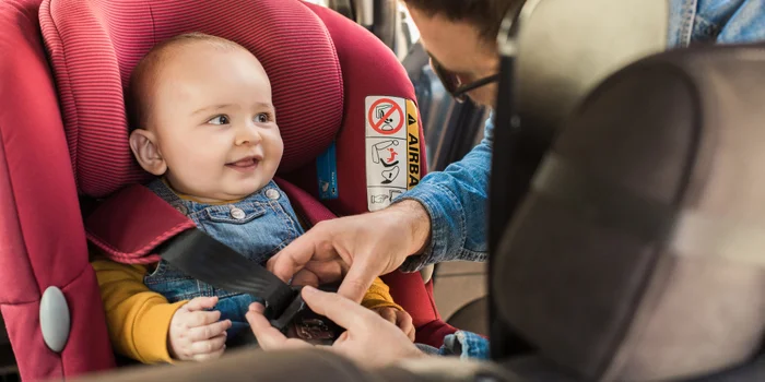Prüfe vor jeder Abfahrt, ob das Kind korrekt am Sitz und der Sitz korrekt am Auto gesichert wurde. Prüfe vor jeder Abfahrt, ob das Kind korrekt am Sitz und der Sitz korrekt am Auto gesichert wurde.