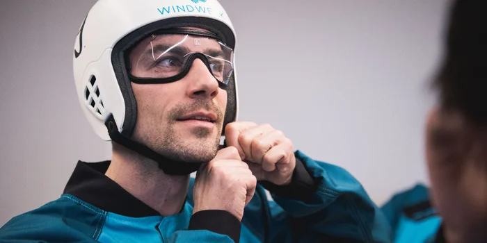 Mit Anzug, Ohrstöpseln, Helm und Brille bin ich für meinen Erstflug gewappnet.