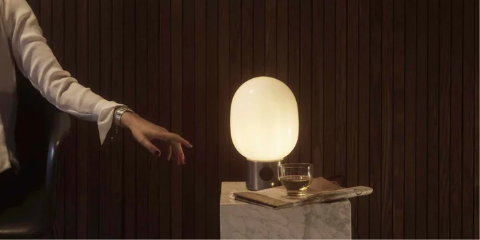 L'éclairage d'ambiance doit être maîtrisé. Photo : Menu, lampe de table "JWDA".