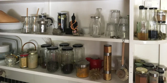 Con poco sforzo si può risparmiare molta plastica in cucina.