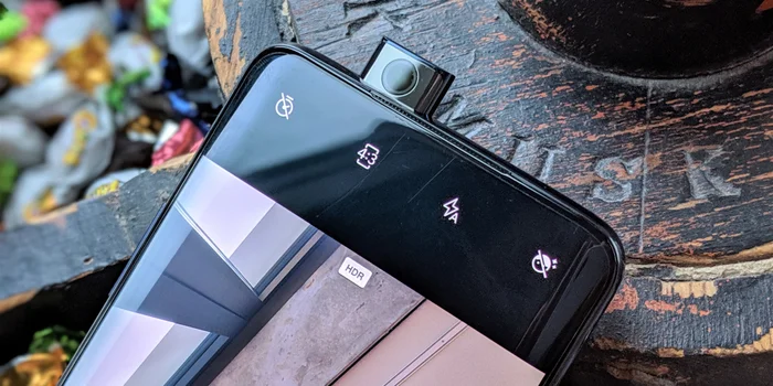 Kein Loch und keine Notch: Beim OnePlus 7 Pro fährt die Frontkamera aus dem Gehäuse heraus. Kein Loch und keine Notch: Beim OnePlus 7 Pro fährt die Frontkamera aus dem Gehäuse heraus.
