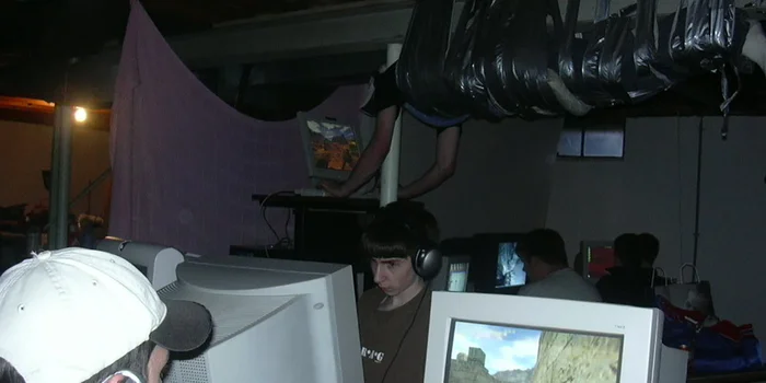 Der von der Decke hängende Klebeband-Gamer erreicht Legendenstatus. Quelle: kotaku.com Der von der Decke hängende Klebeband-Gamer erreicht Legendenstatus. Quelle: kotaku.com