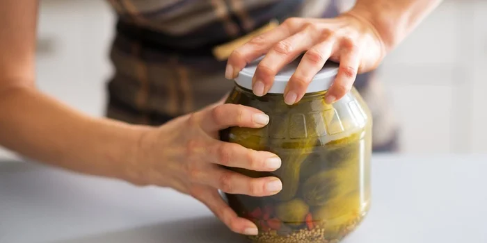 Jars with a stuck lid are just one of the everday problems that are easy to solve – if you know how. Picture source: YouTube/marktcheck