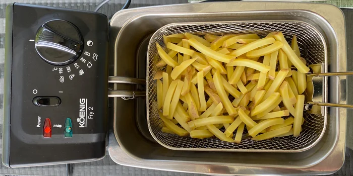 Blanchies dans l'eau vinaigrée et cuites dans l'huile bouillante : les frites en route vers la perfection