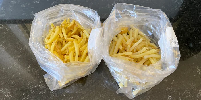 Le mie patatine scottate e prefritte sono in attesa di passare la notte nel congelatore.