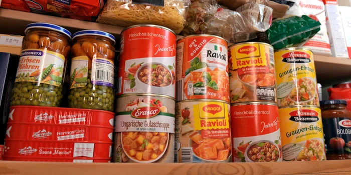 Les restes de boîtes de conserve doivent aussi être conservés correctement pour rester mangeables plus longtemps. Source : T-Online Les restes de boîtes de conserve doivent aussi être conservés correctement pour rester mangeables plus longtemps. Source : T-Online