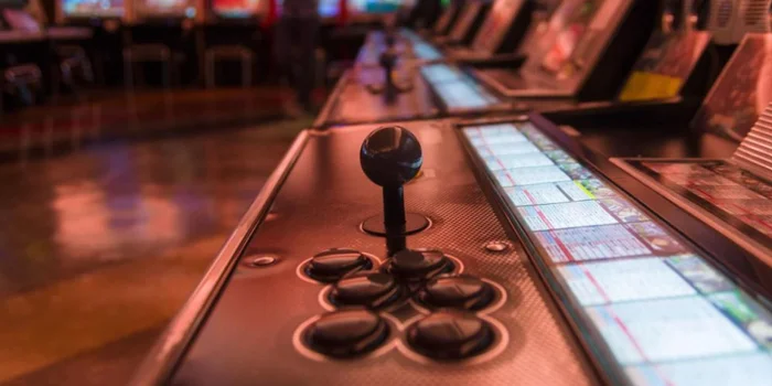 Sega continua a cavalcare il treno retrò e lancia una seconda console portatile dopo il Game Gear Mini.