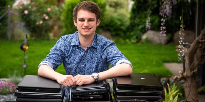 Tobias Schär makes old laptops fit again. Photo: Dalia Bohn