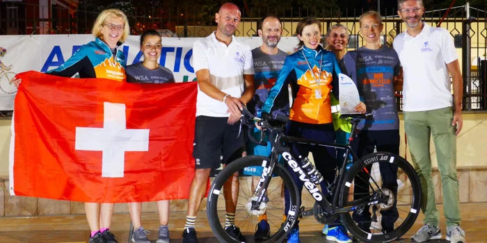 Nicole Reist (mit Velo) und ihre Crew. (Bildquelle: Textschaft)