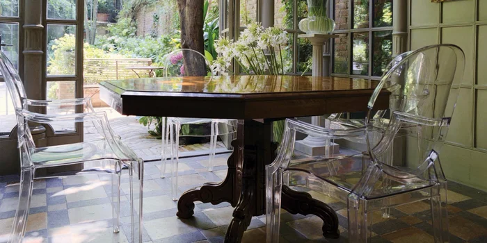 Der Lieblingsstuhl von Assistentin Alexandra Burger macht seinem Namen alle Ehre: Kartell Louis Ghost Der Lieblingsstuhl von Assistentin Alexandra Burger macht seinem Namen alle Ehre: Kartell Louis Ghost
