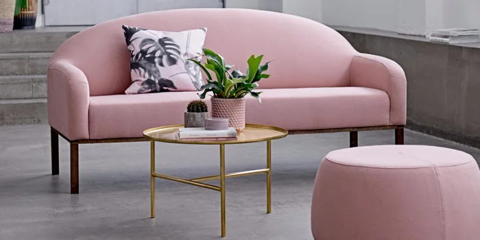 Chez Bloomingville, les tons rosés apportent une touche de convivialité aux environnements en béton.
