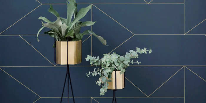 Geometrische Übertöpfe und Wandtapeten – gesehen bei Ferm Living