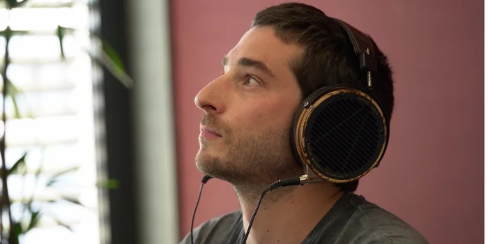 Produktmanager Dimitri nimmt auch ein Ohr vom Audeze LCD-3. Produktmanager Dimitri nimmt auch ein Ohr vom Audeze LCD-3.
