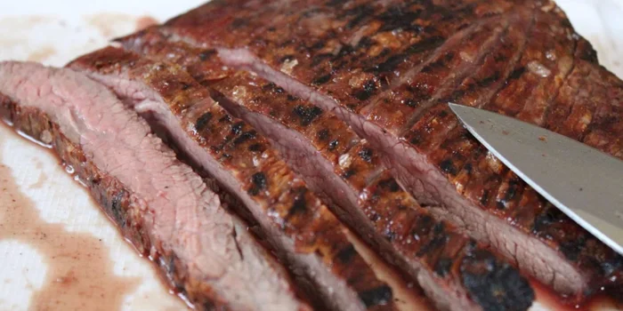 Con un po' di pratica e con l'aiuto di un termometro per la carne, la bistecca di manzo diventerà perfettamente rosa.