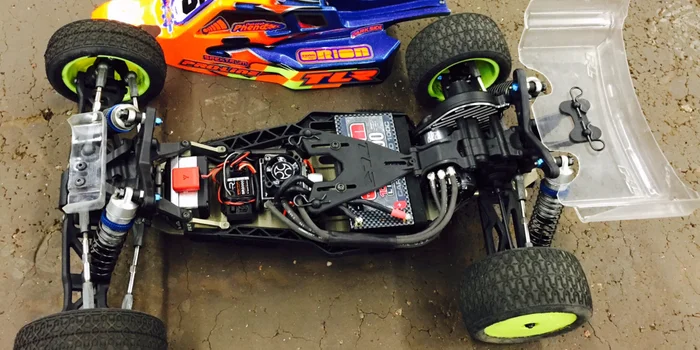 RC-Auto mit Shorty Akku von Team Orion – passt perfekt in zahlreiche Rennautos.