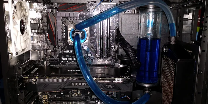 The finished PC with water cooling. Because the GTX-1070 is relatively long, the expansion tank was initially still in the way. With additional holes it could be moved closer to the radiator on the right.