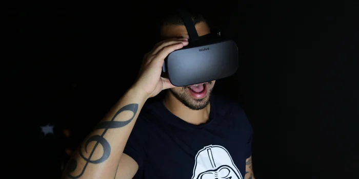 Voller Spielfreude: Der Autor mit seiner Oculus Rift.