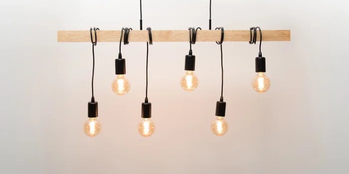 Ressemble à une lampe DIY, mais ne l'est pas: la «Townshend» d'Eglo offre une touche industrielle tendance au-dessus de la table.