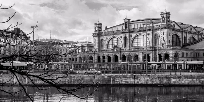 Urbane Szene: Ein Blick über die Limmat zum Hauptbahnhof Zürich