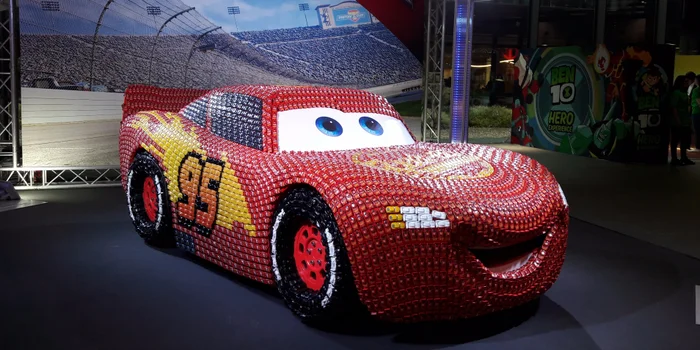 Voitures 3 : dans les salles de cinéma dès l'automne ! Lightning McQueen était présent partout au salon du jouet. Ici, plus grand que nature, fait de nombreuses petites voitures.