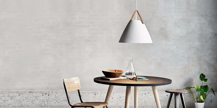 Charme discret: lampe «Strap» de Neordlux avec détail en cuir au niveau de la suspension. Charme discret: lampe «Strap» de Neordlux avec détail en cuir au niveau de la suspension.