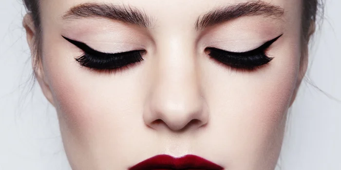 Pour un regard captivant:l'eye-liner met tous les yeux en valeur. Pour un regard captivant:l'eye-liner met tous les yeux en valeur.