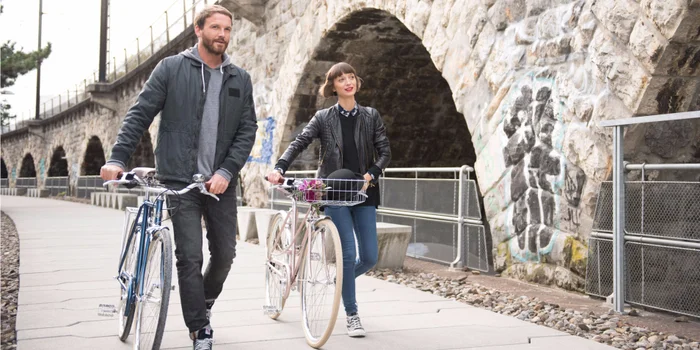 Früher war zwar nicht alles besser, aber vieles schöner – so sehen das die Retro-Cruiser Babette und Alessandro der Fam. Huber.