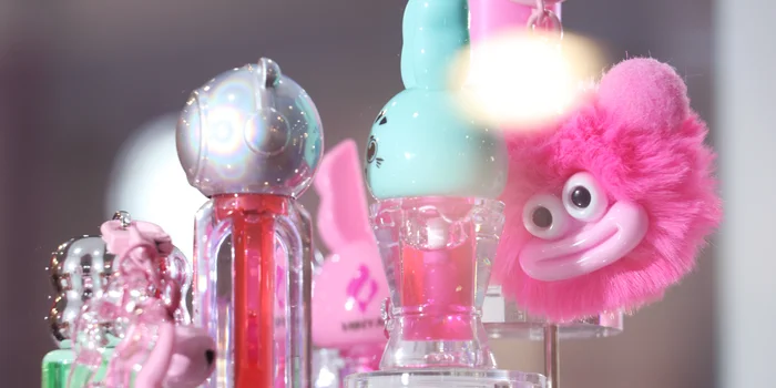 Exhibitor Minyao Cosmetics gives its glosses plush pendants and funny cap heads. Photo: Natalie Hemengül